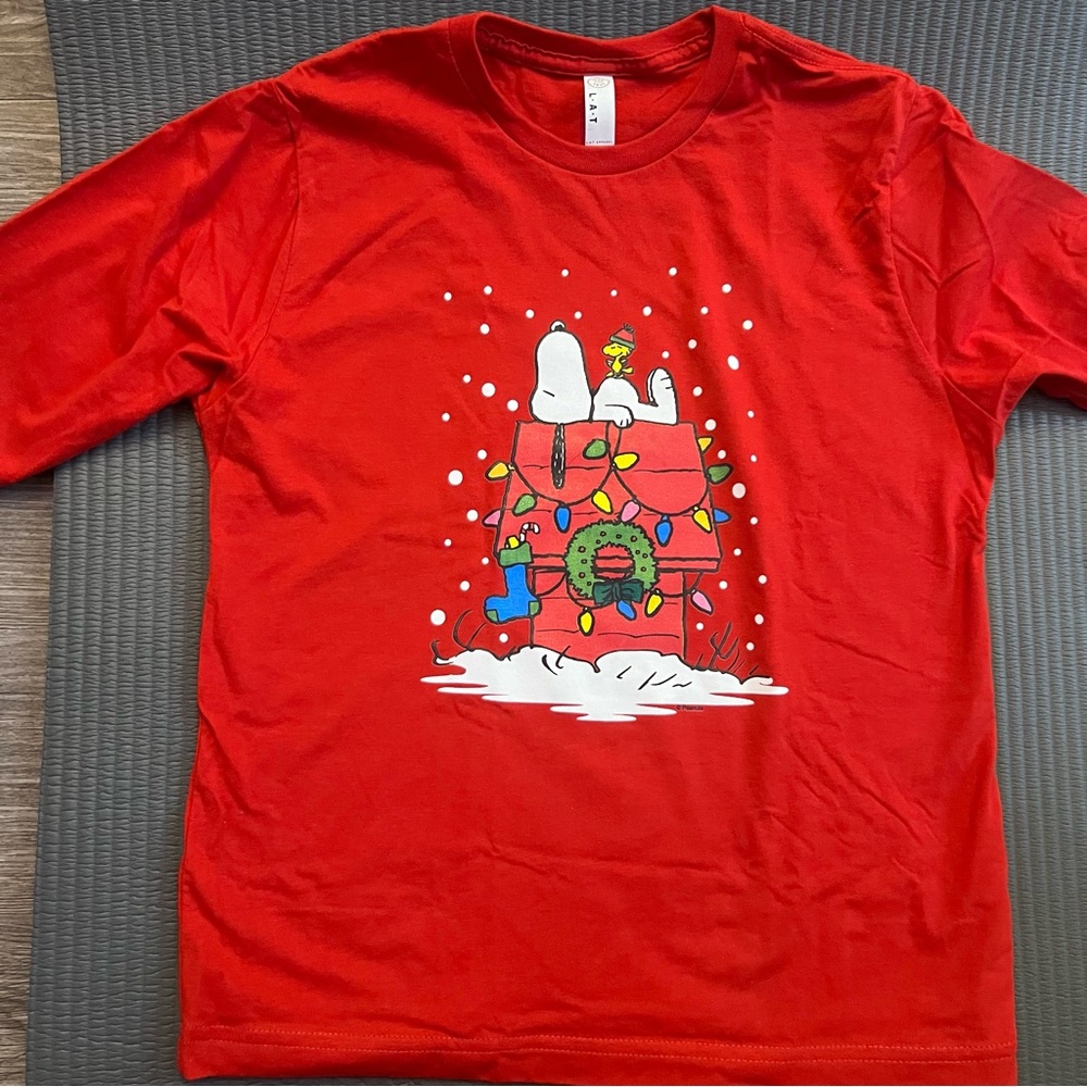 NWOT Peanuts Christmas Tee Sz M